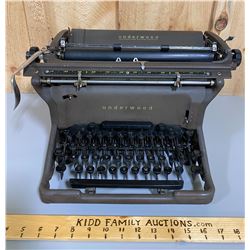 VINTAGE UNDERWOOD TYPEWRITER - WORKING CONDITION