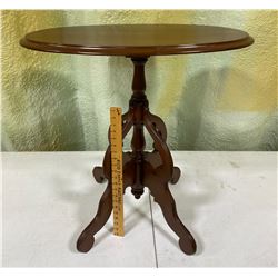 ANTIQUE WALNUT FINISH SIDE TABLE