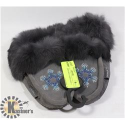LADIES MOCCASINS SIZE 6