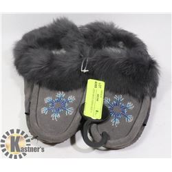 LADIES MOCCASINS SIZE 9