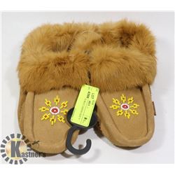LADIES MOCCASINS SIZE 9
