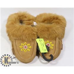LADIES MOCCASINS SIZE 7