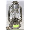 Image 1 : VINTAGE OIL LANTERN