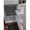 Image 3 : WHITE GE 21.2CU FT TOP FREEZER REFRIGERATOR