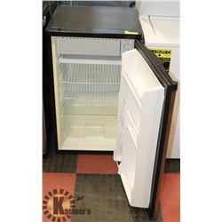 SYLAVANIA MINI FRIDGE, DENTS AND SCRATCHES TESTED