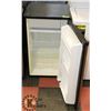 Image 1 : SYLAVANIA MINI FRIDGE, DENTS AND SCRATCHES TESTED