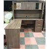 Image 1 : BROWN WOOD GRAIN L-SHAPED DESK WITH