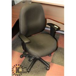 BLACK FABRIC HYDRAULIC LIFT OFFICE CHAIR