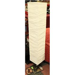 DECORATIVE 3-LIGHT FLOOR LAMP WITH FOOT