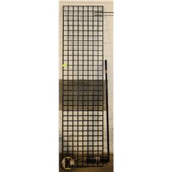 2 PIECES OF WIRE GRID 8' X 2' WITH STANDS