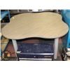 Image 1 : CLOVER SHAPED LUNCH ROOM TABLE-NEW
