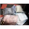 Image 1 : LOT OF ESTATE DECORATIVE PILLOWS