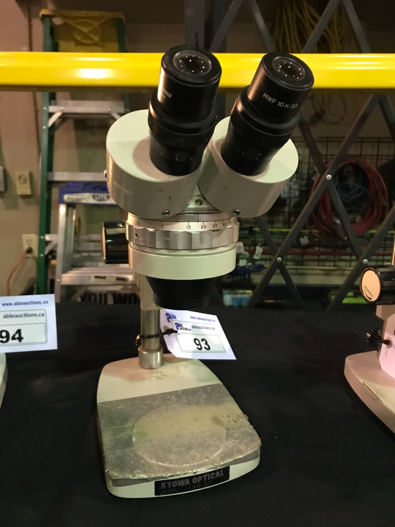 KYOWA OPTICAL SD-2P TRINOCULAR ELECTRIC MICROSCOPE WITH PLATE
