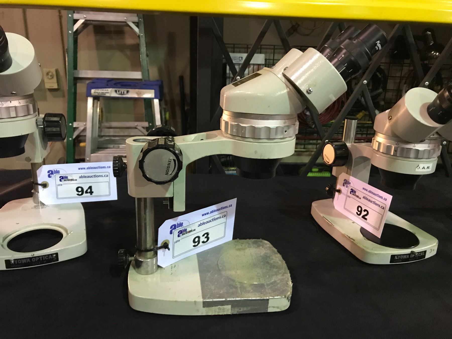 KYOWA OPTICAL SD-2P TRINOCULAR ELECTRIC MICROSCOPE WITH PLATE