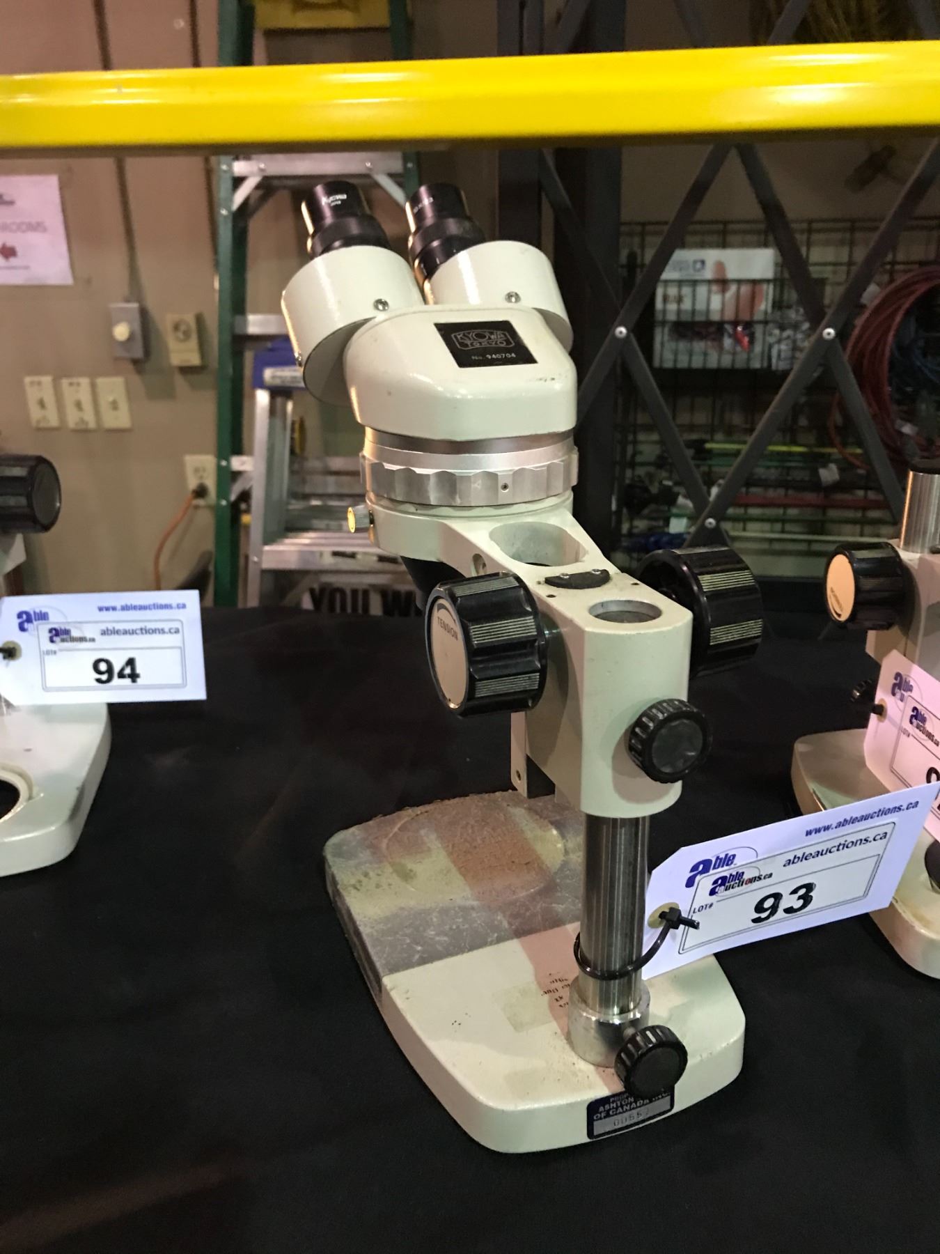 KYOWA OPTICAL SD-2P TRINOCULAR ELECTRIC MICROSCOPE WITH PLATE