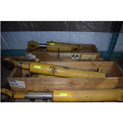 FT.MAC: LOT OF 2 JOHN DEERE HYDRAULIC CYLINDERS