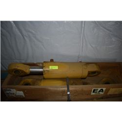 FT.MAC: LOT OF 2 JOHN DEERE HYDRAULIC CYLINDERS