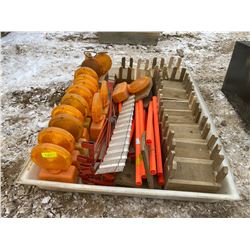 FT.MAC: ASSORTED BARRICADE BATTERY LIGHTS & STANDS