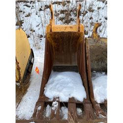 FT.MAC: JOHN DEERE 200 SERIES EXCAVATOR BUCKET, 36" WIDE