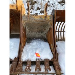 FT.MAC: JOHN DEERE 200 SERIES BUCKET, 36" WIDE