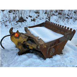 FT.MAC: JOHN DEERE 200 SERIES TWIST-A-WRIST BUCKET, 60"
