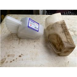 FT.MAC: LOT OF ASSORTED PLASTIC SCOOPS