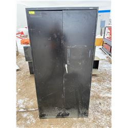 FT.MAC: 2 DOOR METAL LOCKING CABINET, NO KEYS