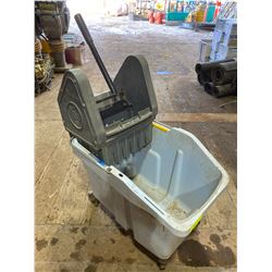 FT.MAC: MOP BUCKET & WRINGER