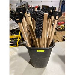 FT.MAC: LOT OF 39 SNOW BRUSHES