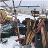 Image 2 : FT.MAC: ASSORTED BROOMS, SHOVELS, SCRAPERS