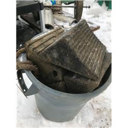 FT.MAC: ASSORTED WHEELS CHOCKS, VARIOUS SIZES