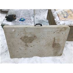 FT.MAC: PLASTIC FOLDING TABLE, 48" X 60"