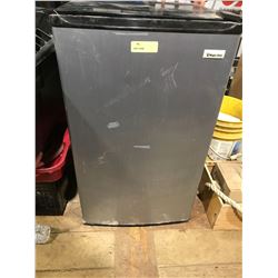 FT.MAC: MAGIC CHEF STAINLESS STEEL BAR FRIDGE