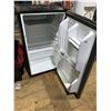 Image 2 : FT.MAC: MAGIC CHEF STAINLESS STEEL BAR FRIDGE