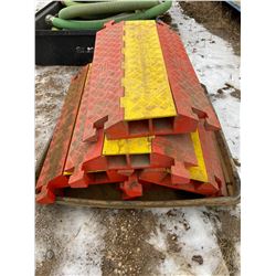 FT.MAC: LOT OF 5 CABLE RAMPS