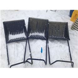 FT.MAC: LOT OF 3 ASSORTED SNOW SCOOPS