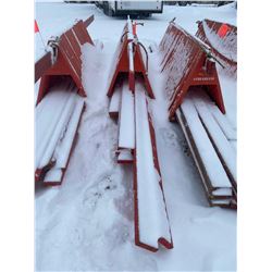 FT.MAC: LOT OF 10 COMPLETE BARRICADES C/W 2 PLASTIC