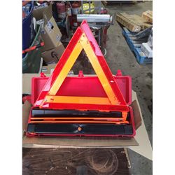 SH. PARK: GROTE ROADSIDE TRIANGLE FLARE KIT