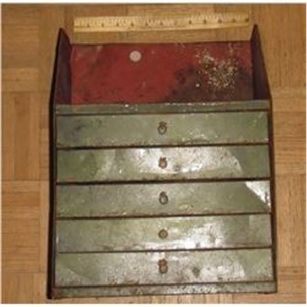 Very old and very rare  metal case - Très vieux et très rare coffre vieux en métal