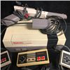 Image 2 : NES NINTENDO CONSOLE WITH GUN CONTROLLERS