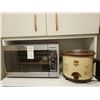 Image 1 : Microwave and Crockpot A