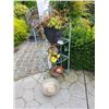 Image 2 : Plant rack and outdoors decor Cat C