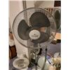 Image 2 : Tall floor fan and table fans Cat A