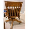 Image 10 : Rolling Chair and Table