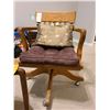 Image 7 : Rolling Chair and Table