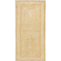 A WOOL HAND KNOTTED ORIENTAL AREA RUG.