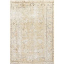 A WOOL HAND KNOTTED ORIENTAL RUG.