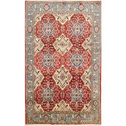 A WOOL HAND KNOTTED ORIENTAL RUG.