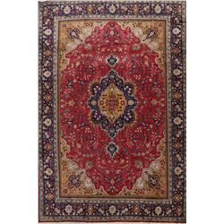 A WOOL HAND KNOTTED ORIENTAL AREA RUG.
