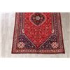 Image 5 : A WOOL HAND KNOTTED ABADEH ORIENTAL AREA RUG.